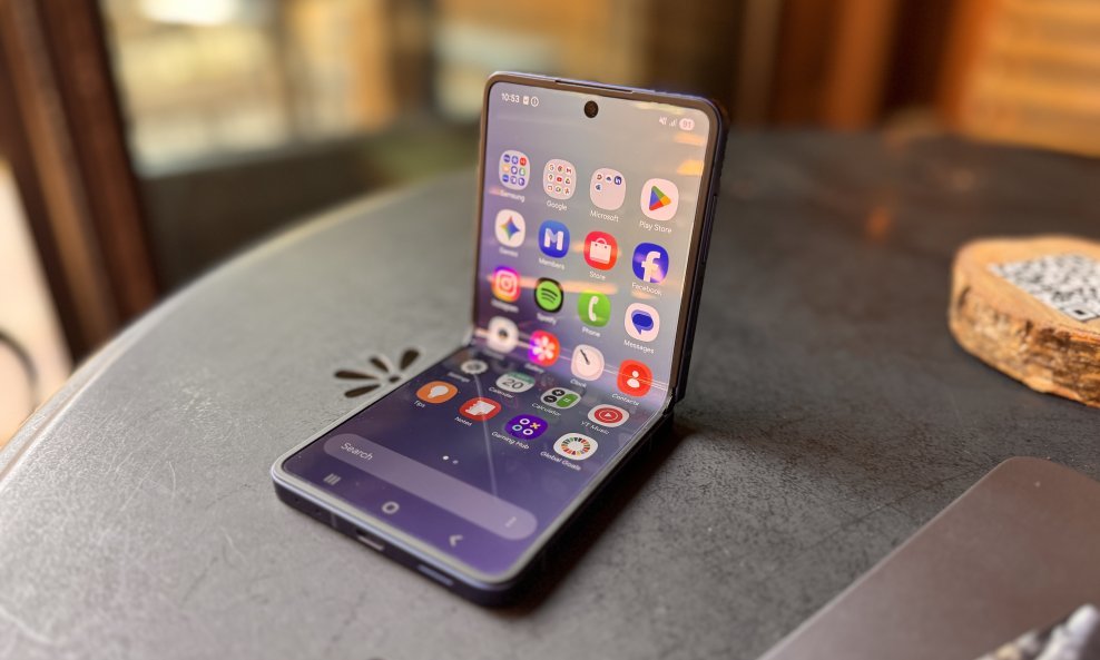 Galaxy Z Flip7: The Evolution of Compact Foldables with a Touch of AI